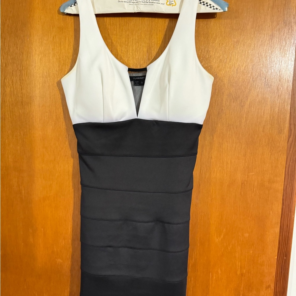Elegant Black and White Scoop Neck Bodycon Mini Dress